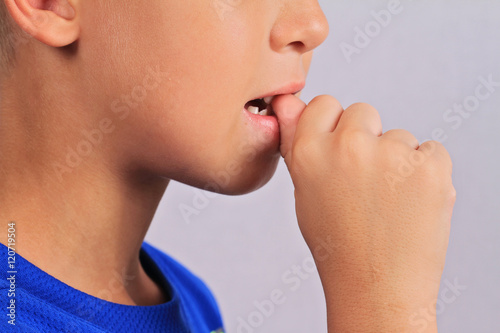 Fotografia Nail biting child close up
