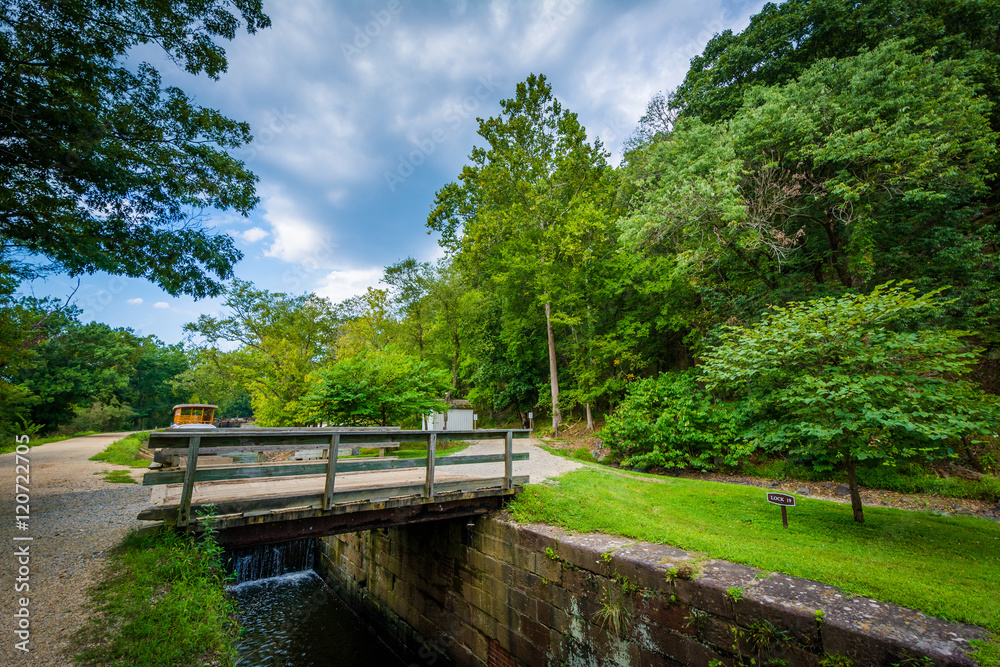 Fototapeta premium Bridge over the C & O Canal, at Chesapeake & Ohio Canal National
