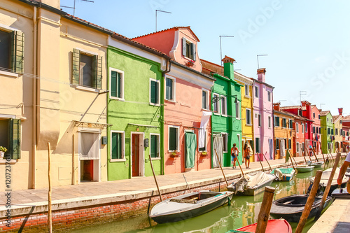 Obraz na płótnie VENICE, ITALY - AUGUST 14,2011 : Colorful houses on Burano islan w salonie