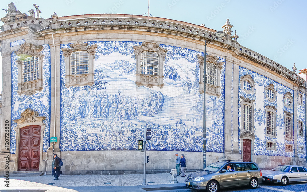 PORTO,PORTUGAL - OCTOBER 20,2012 : Traditional historic facade i