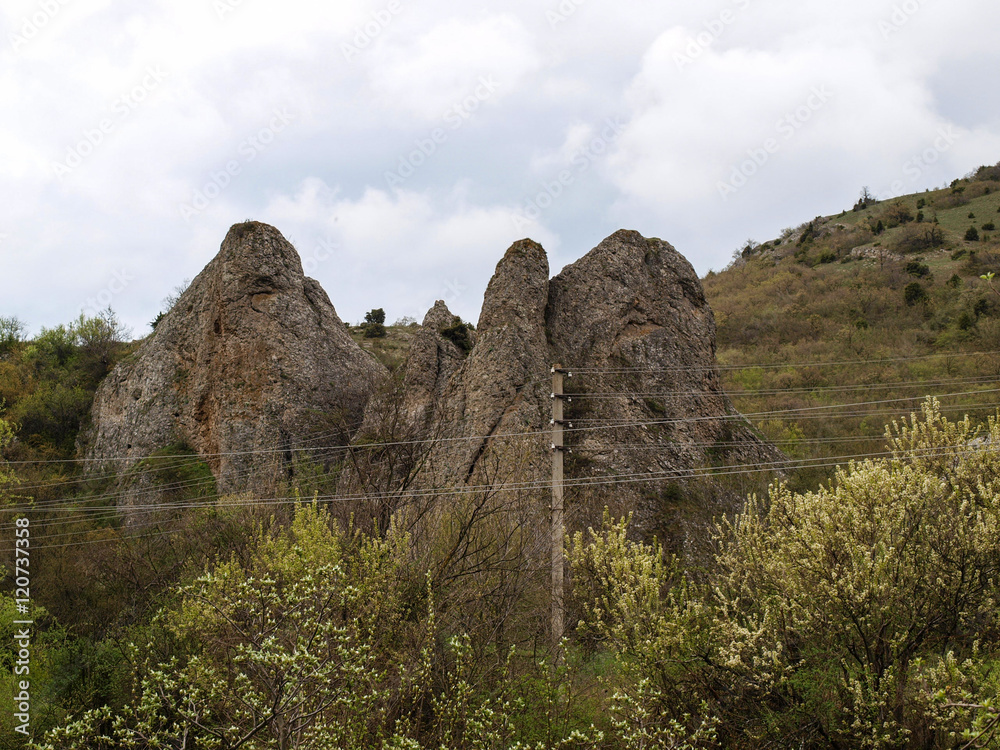 Вдоль дороги в крымских горах встречаются каменные глыбы причудливой формы