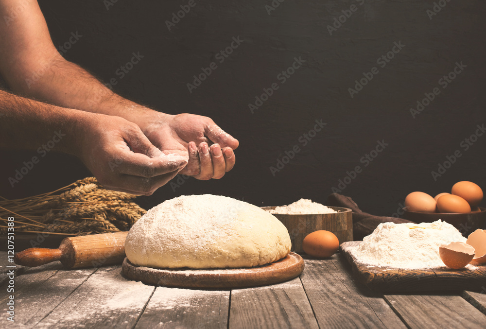 Obraz premium Man preparing bread dough