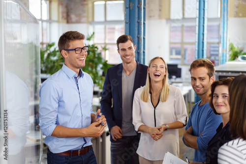 Fotografie lachende mitarbeiter in einer besprechung im büro