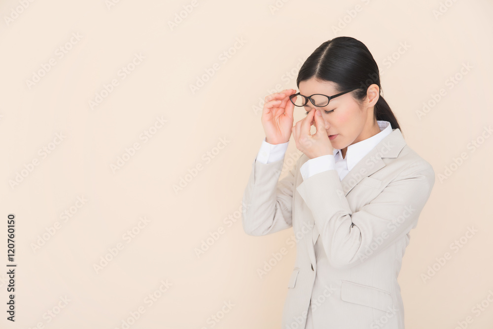 スーツを着た女性 スーツを着た女性