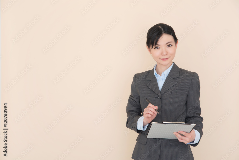 スーツを着た女性 スーツを着た女性