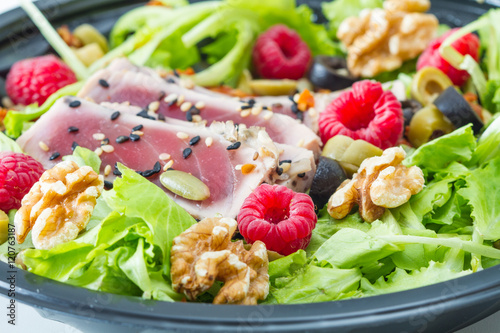 tuna sashimi with fresh salad , raspberry and nut