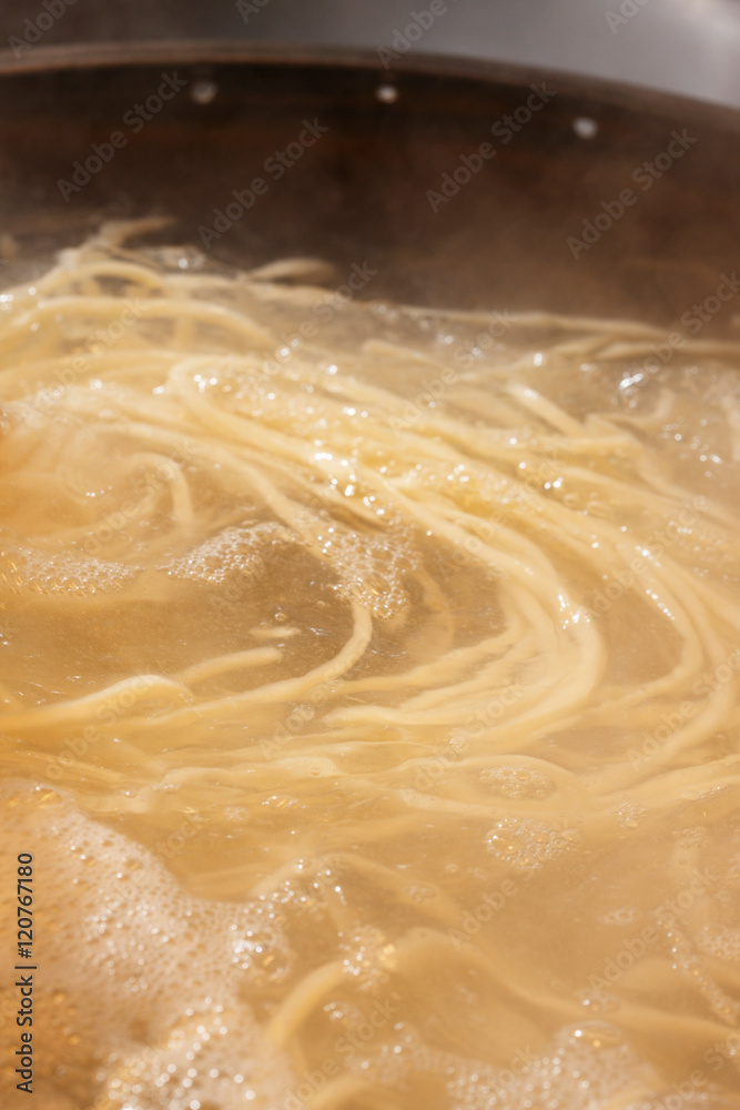 Obraz premium 茹でるうどん