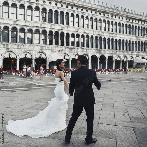 Stylish newlyweds in Venice