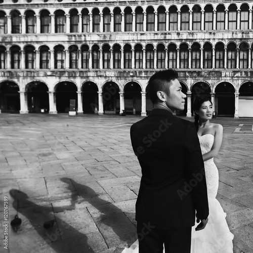 Stylish newlyweds in Venice