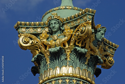 Décor baroque des réverbères-colonnes place de la Concorde à Paris, France