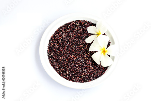Obraz na płótnie rice berry organic rice on white background, brown rice Thailand w salonie
