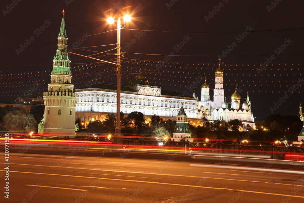Obraz premium Moscow Kremlin Palace with Churches in the summer view through n