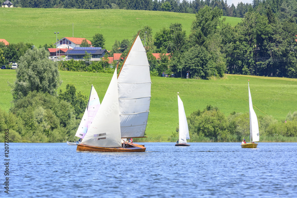 Fototapeta premium Segelboote verschiedener Klassen auf einem See