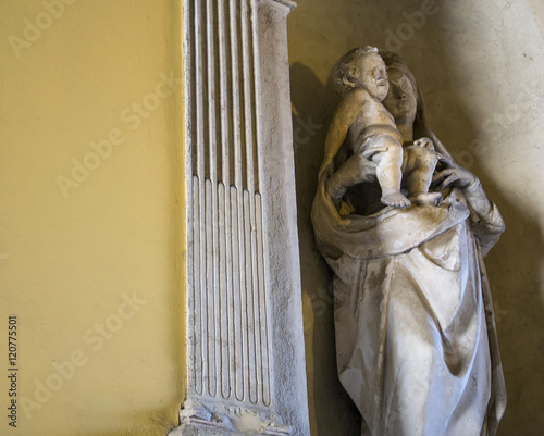 Fototapeta Naklejka Na Ścianę i Meble -  Statue of the virgin Mary carrying the baby Jesus