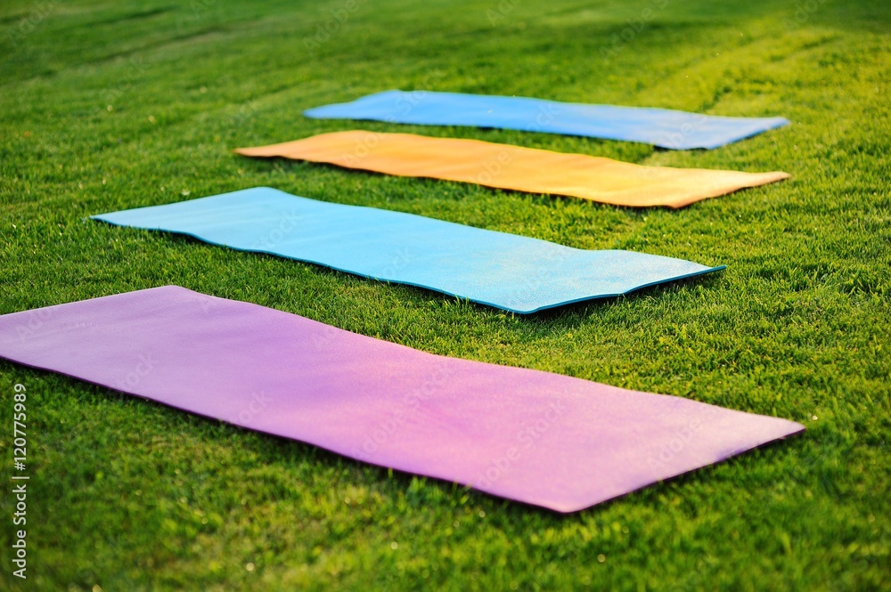 ontwerp Onregelmatigheden kubus four yoga mats on the green with fresh grass Stock Photo | Adobe Stock
