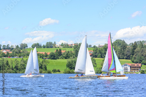Fototapeta Naklejka Na Ścianę i Meble -  mehrere Segelboote bei einer Wettfahrt
