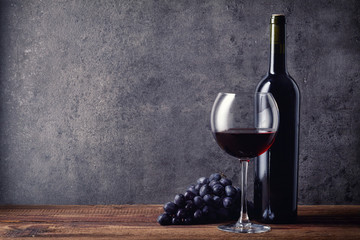 Ingelijste posters Wijn Rode wijn met druiven en fles  © baibaz