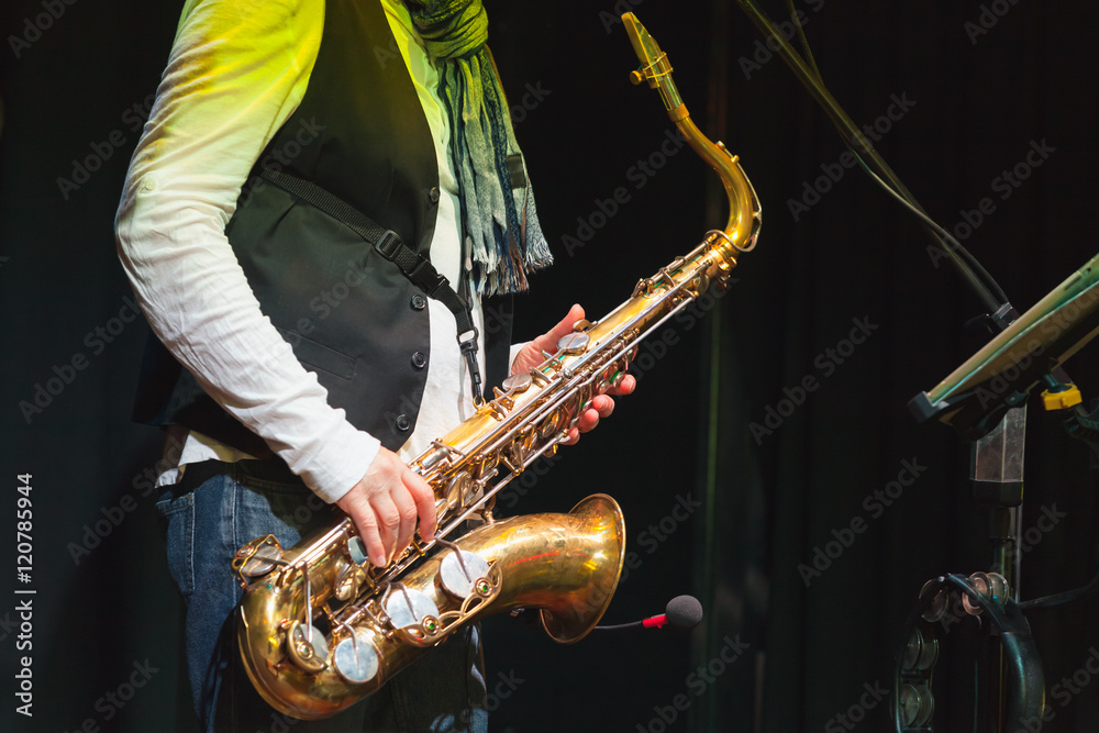 Obraz premium Saxophonist on a stage