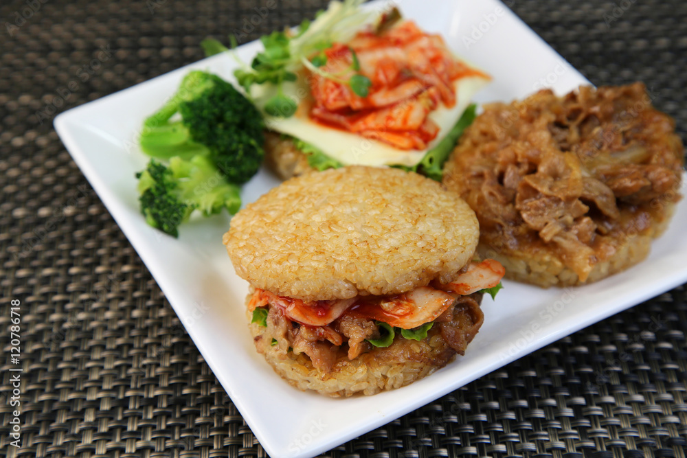 和風ハンバーガー/米飯を焼き固めたバンズに肉を挟んだもの