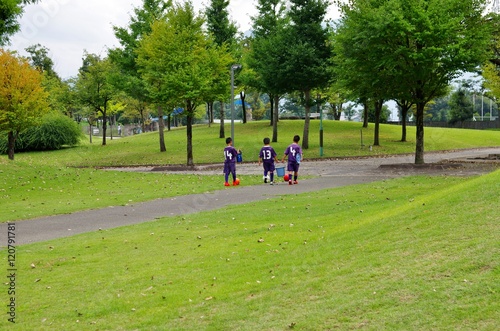 芝生の公園の子どもたち