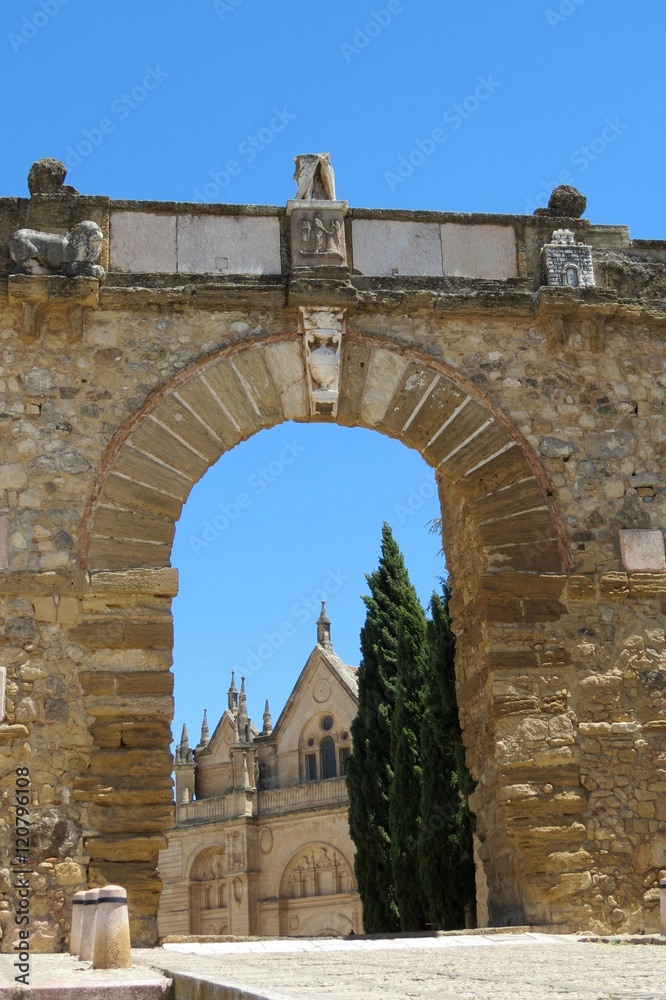 Espagne - Andalousie - Antequera - Arc des géants devant la Collégiale royale de Santa Maria Mayor