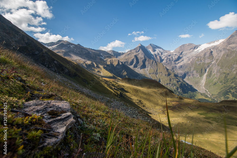 Großglockner Gebirge im Sommer, Licht und Schatten, Fels im Vordergrund