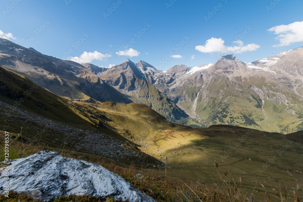 Fototapeta premium Großglockner Gebirge im Sommer, Licht und Schatten, Fels im Vordergrund