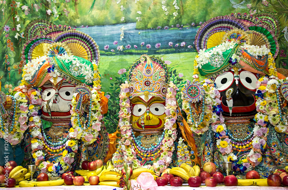 Deities Jagannath with his elder brother Balabhadra and sister foto de
