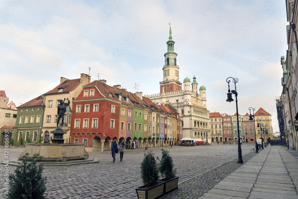 Naklejka premium Houses and Town Hall in Old Market Square, Poznan, Poland