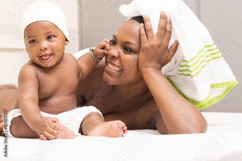Billede på lærred bébé et maman éclatant de bonheur dans la maison après le bain