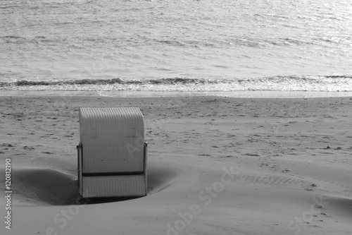 Strandkorb Einsamkeit im Winter photo