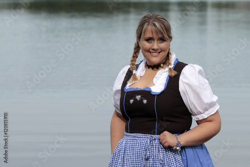 Foto plus-size model im dirndl