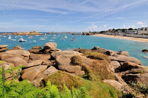 Vue sur la magnifique plage du Coz-Pors à Trégastel en Bretagne photo