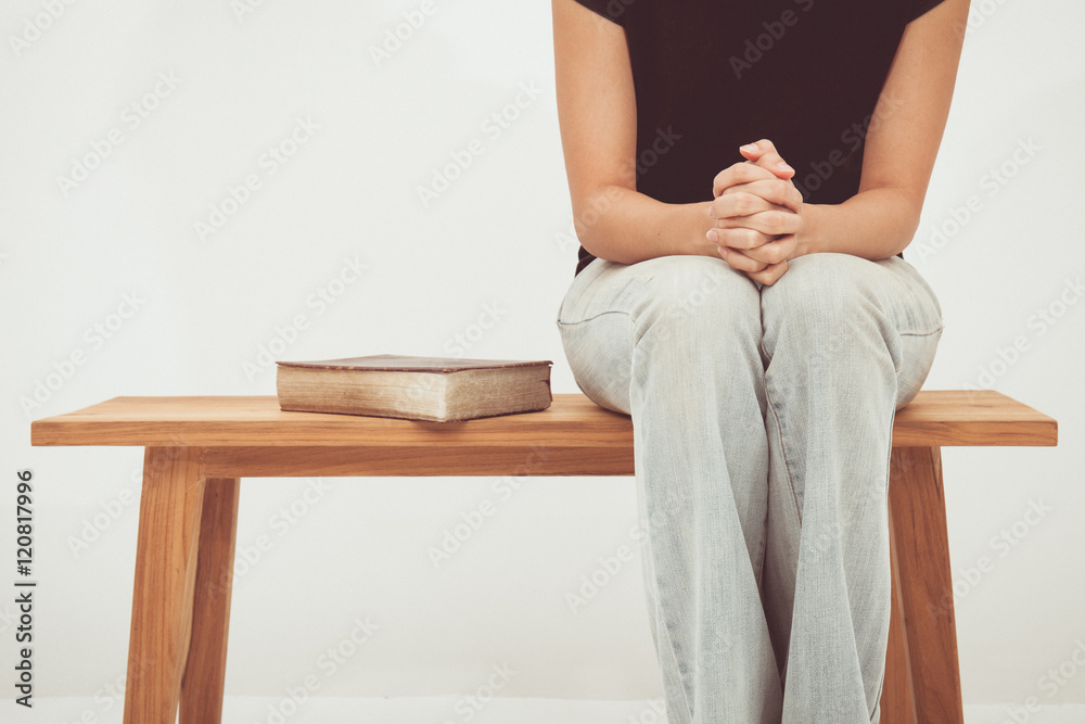 Obraz premium woman hands on bible. she is reading and praying over bible