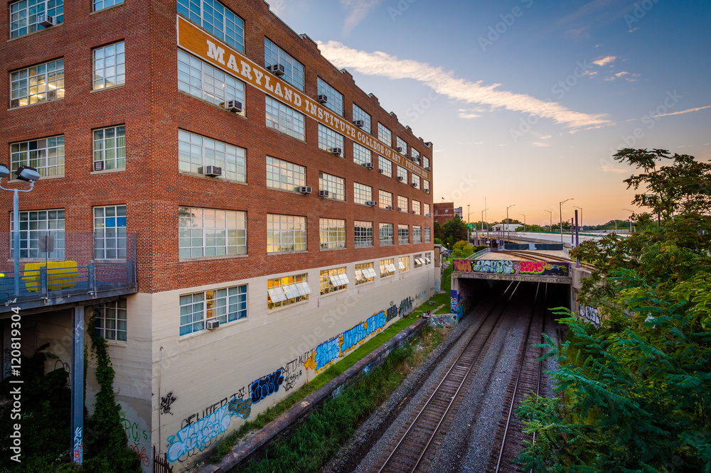 Fototapeta premium Railroad tracks and a building at the Maryland Institute College