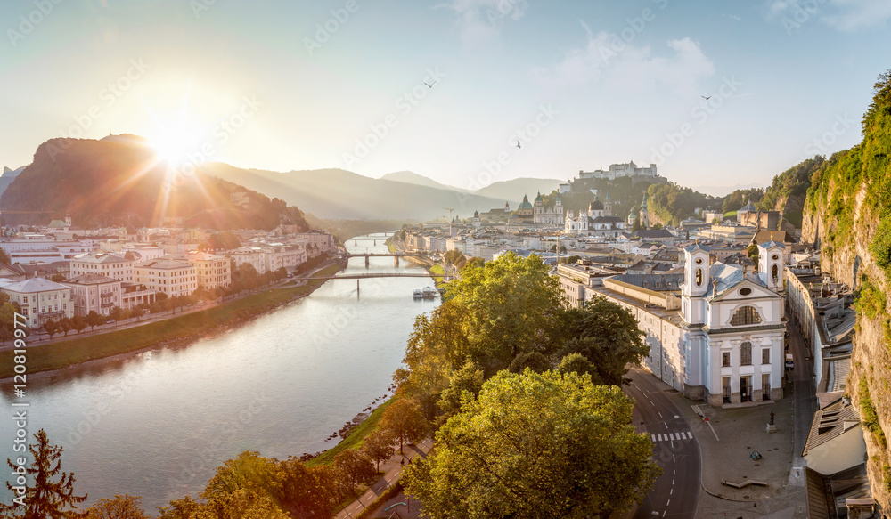 Naklejka premium Widok na Stadt Salzburg z rzeką Salzach rano w lecie, Austria
