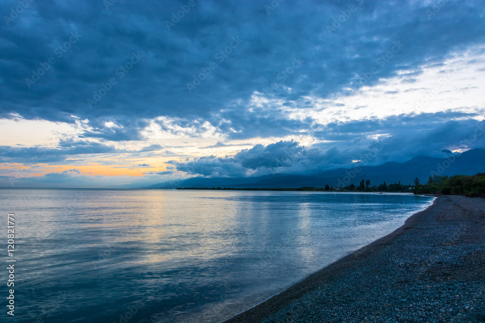 Obraz premium A quiet evening on the shore of lake Issyk-Kul, Kyrgyzstan.