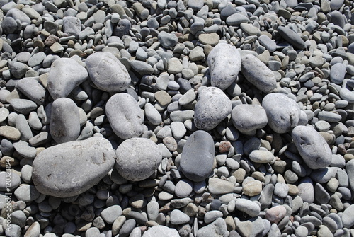 Да/ Слово, означающе утвердительный ответ на какой-либо вопрос выложенное крупными камнями на более мелких камнях