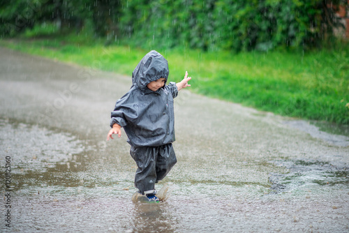 ребенок бежит по лужам под дождем