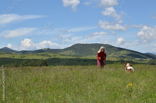 Canvastavla Woman Plying with Her Dog in Landscape