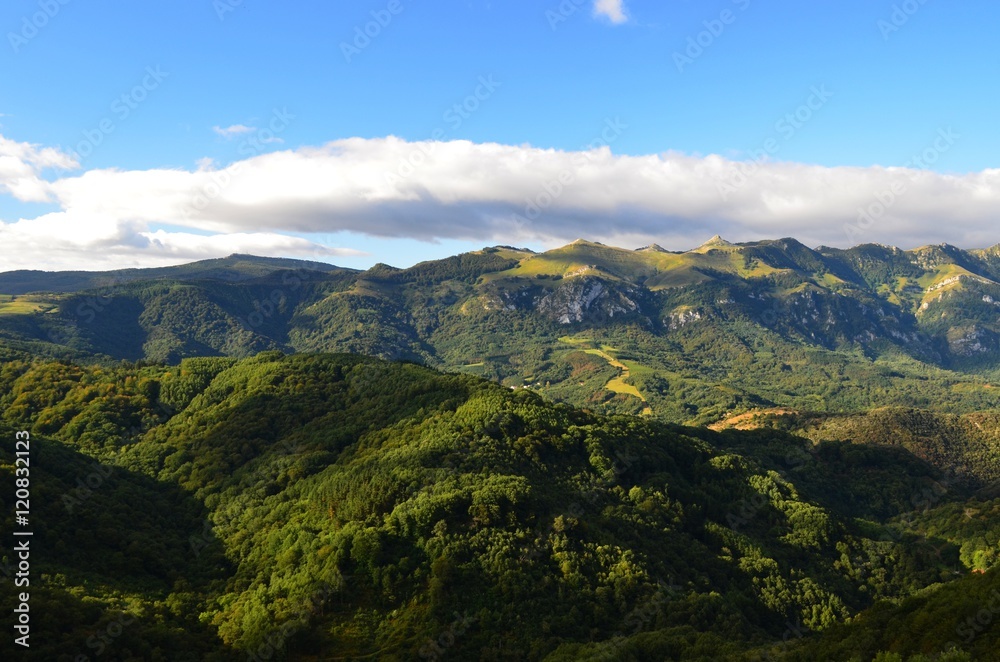 Ausblick auf die Sierra bei Azpirotz / Navarra