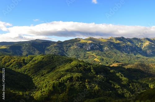 Ausblick auf die Sierra bei Azpirotz / Navarra © sandycs