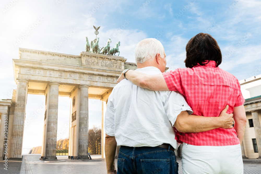 Fototapeta premium Couple Standing In Front Of Brandenburg Gate