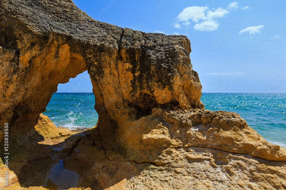 Obraz premium Atlantic rocky coast view (Algarve, Portugal).
