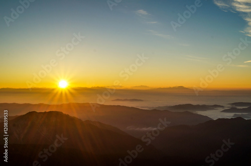 山頂からの日の出 © shun1269