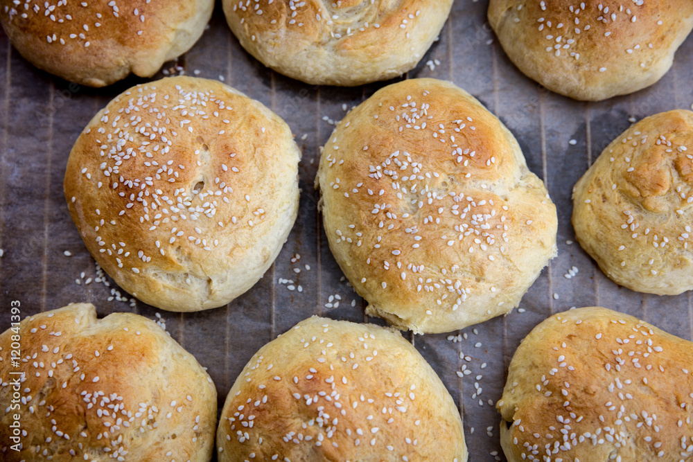 frisch gebackene Brötchen mit Sesam, Draufsicht frisch gebackene Brötchen mit Sesam, Draufsicht