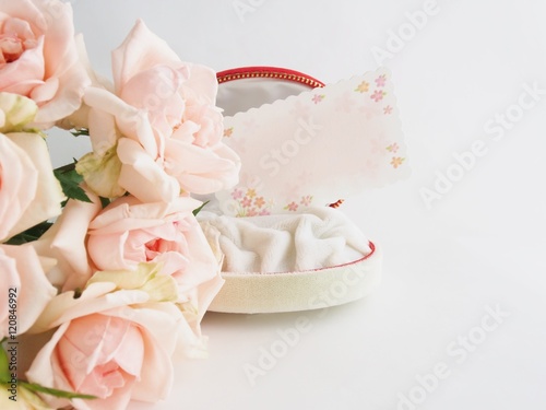グリーティングカード(空白)　/　ぼやけたリング箱とピンクのバラのセット