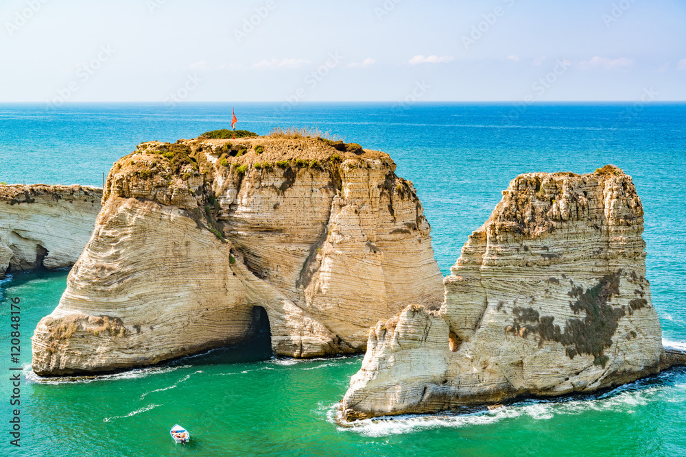 Fototapeta premium Pigeon Rocks w Raouche, Bejrucie, Libanie.