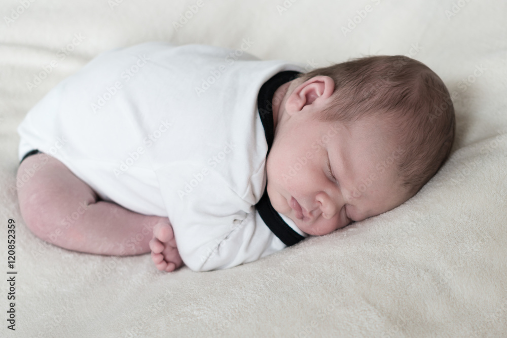 Neugeborenes Baby schläft zufrieden auf Decke Stock Photo | Adobe Stock