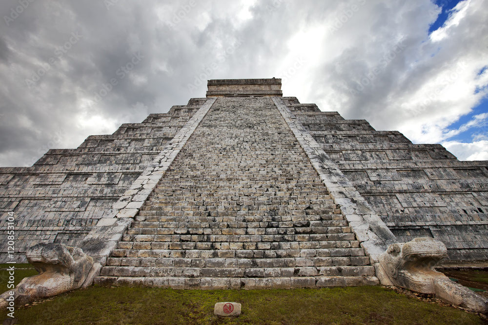 Kukulkan Pyramid in Chichen Itza on the Yucatan, Mexico Kukulkan Pyramid in Chichen Itza on the Yucatan, Mexico